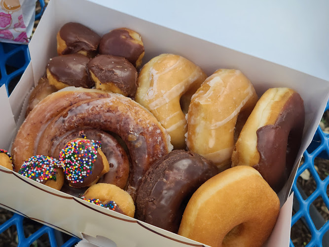 Donutland storefront
