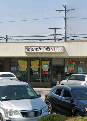 Moon's Doughnuts storefront
