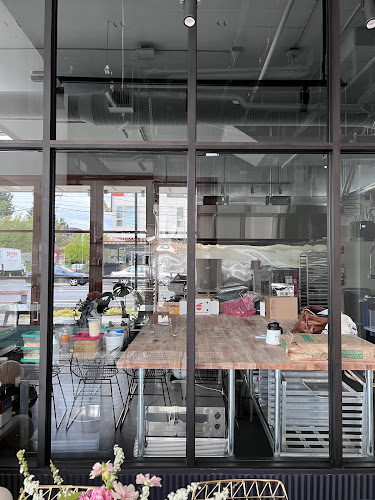 Raised Doughnuts and Cakes storefront