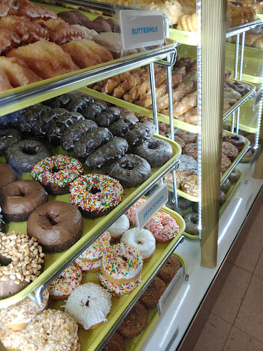 Baker's Dozen Donuts storefront