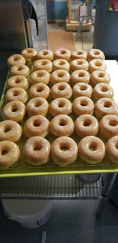 Donut Palace storefront
