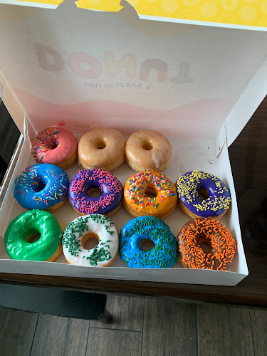Dee's Best Donuts storefront