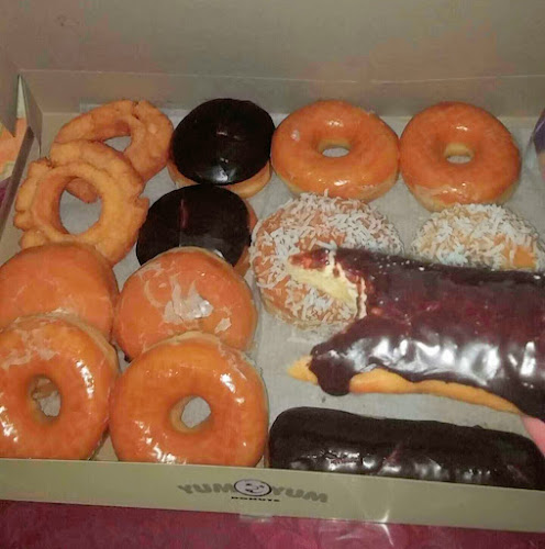 Yum Yum Donuts storefront