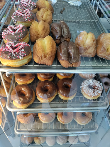 Baker's Dozen Donuts storefront