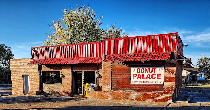 Donut Palace storefront
