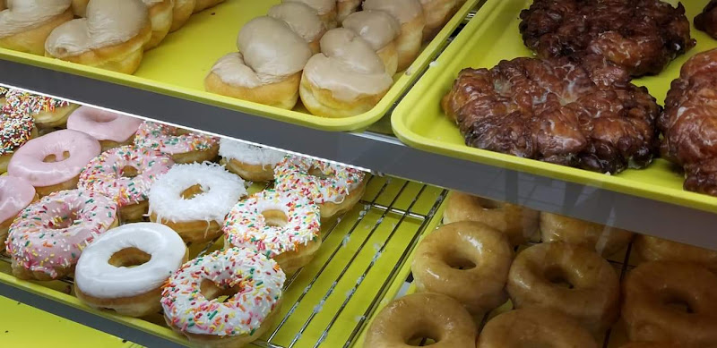 Donut Palace storefront