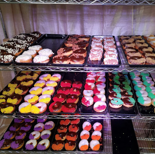 Royal Donuts storefront