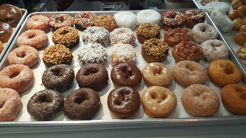 Leon's Donuts storefront