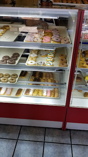 Mia's Donut storefront